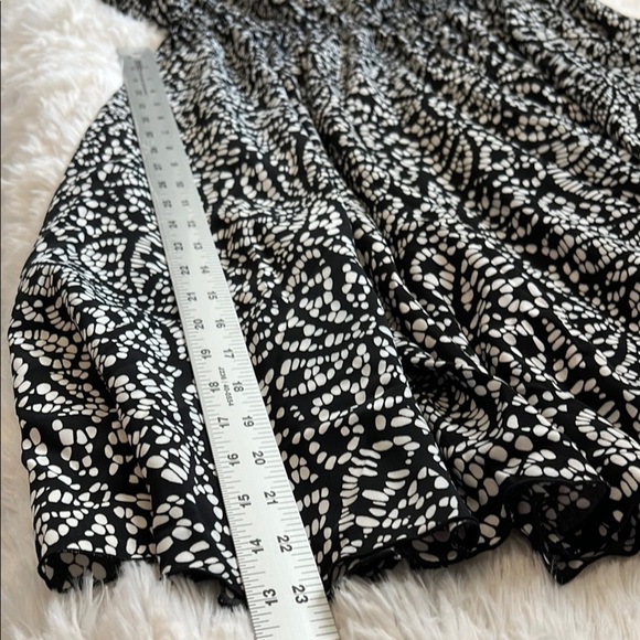 Elegant Black and White Sleeveless Dress - Picture 6 of 6